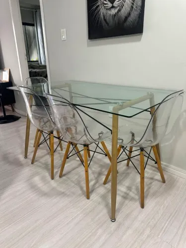Mesa de vidro com 4 cadeiras