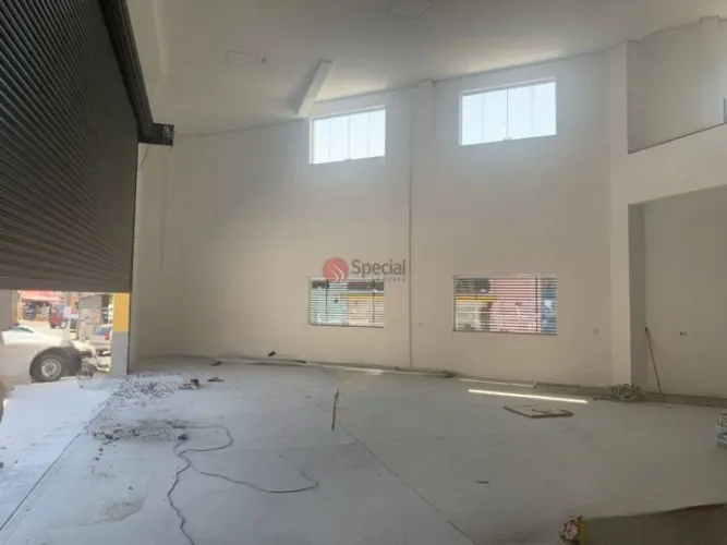 Galpão a venda em São Miguel Paulista ótimo ponto comercial.