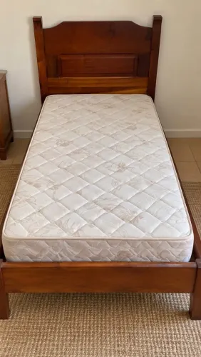 Cama de madeira maciça
