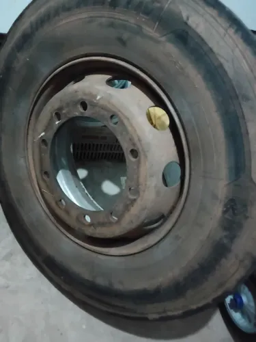 Vendo pneu e roda pra carreta.