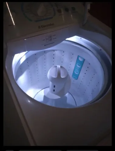 Máquina de lavar Electrolux 12kg com iluminação, funcionando tudo