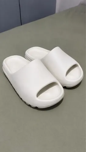Chinelo yeezy branco