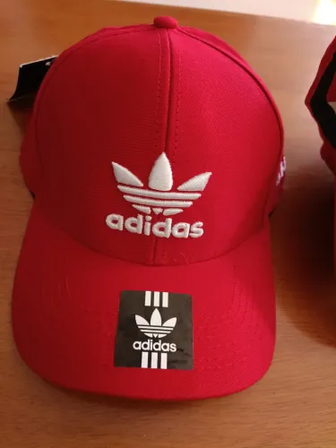 Boné Adidas vermelho 