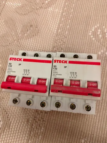 Vendo 2 disjuntores semi novos C32