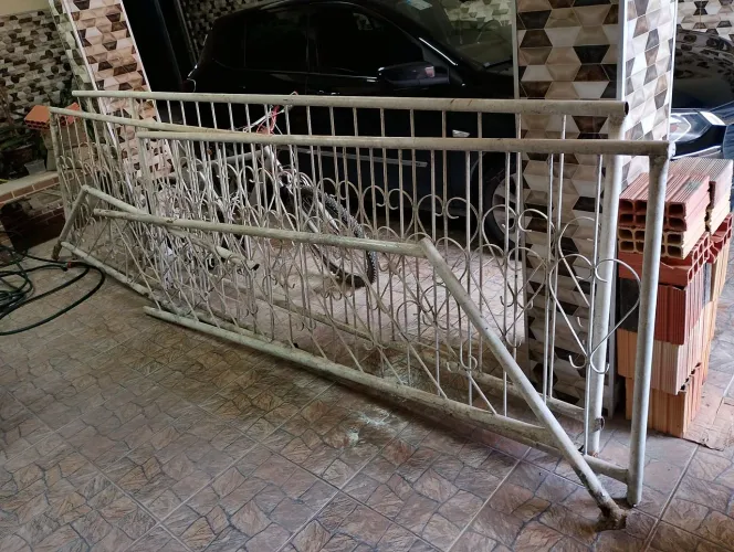 Vendo parapeito de de ponta de laje pronto para instalar. Tamanho 08 MT linear .