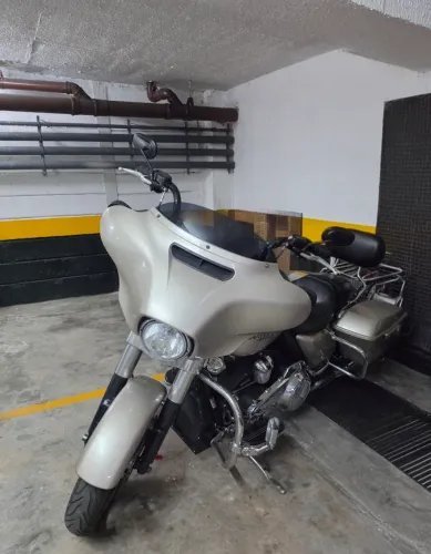 HARLEY-DAVIDSON STREET GLIDE -TROCAS MOTO MENOR VALOR