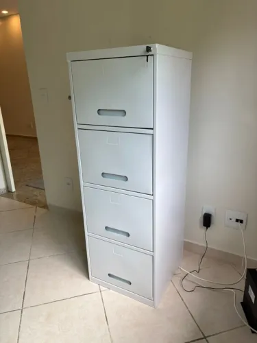 Arquivo de aço de 4 gavetas (pouco utilizado)