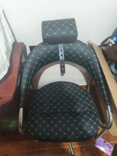 Cadeira de barbearia hidráulica não reclinável.