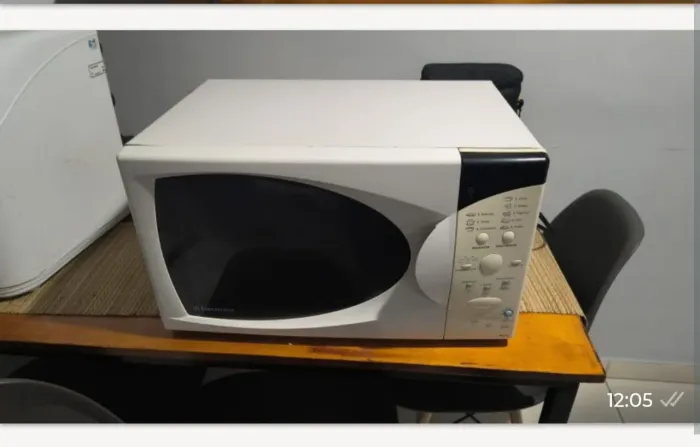 Vende- se um microondas branco
