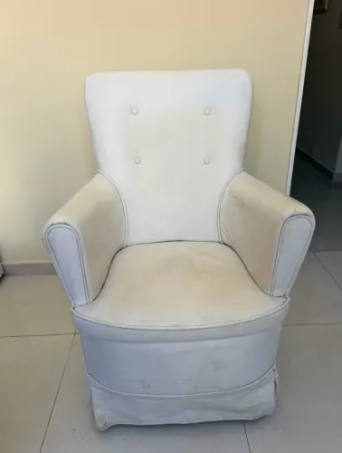 Poltrona de amamentação com puff