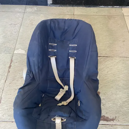 Bebê conforto com capa de proteção