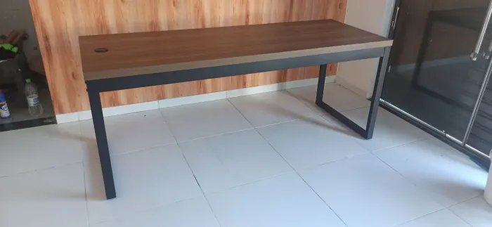 Mesa reta de 1.90m para escritório