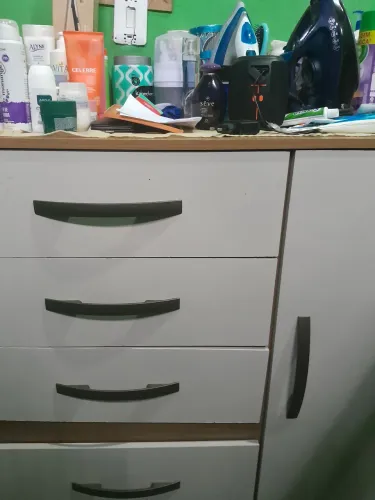 Vende Se uma cômoda.