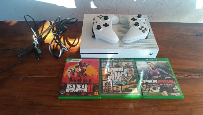 Xbox One S 1TB com 2 controles + 3 jogos