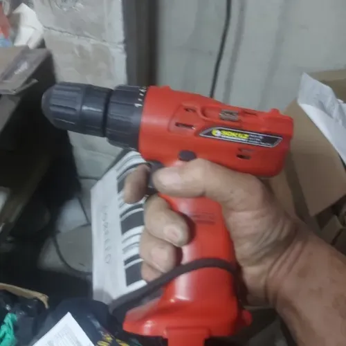 Parafusadeira Shulz funciona, mas tá sem bateria 