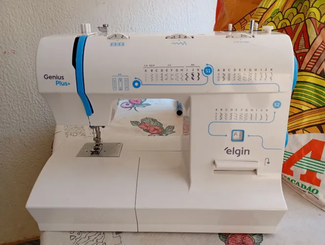 Vendo máquina de costura Elgin Genius plus