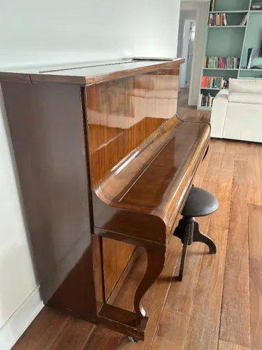 Piano acústico vertical Schalter - madeira nobre, clássico, em bom estado.