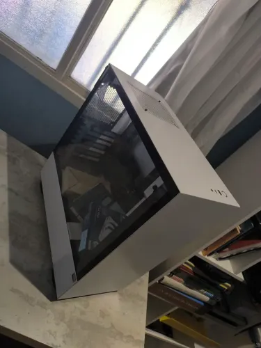 Gabinete Nzxt h510 branco com duas fans novas.