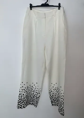 Calça branca de alfaiataria com detalhes !