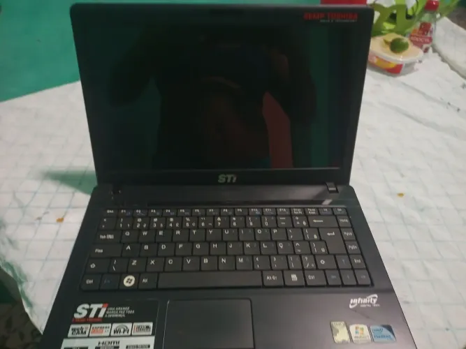 Notebook Semp TOSHIBA ,para retirar peças ou para quem quer fazer o reparo. Vê nas fotos.