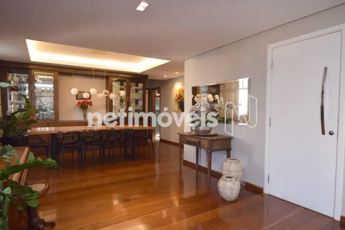 Apartamento 03 suítes, 03 vagas no Santo Antônio. Prédio com lazer, 600 m do Minas Tênis C