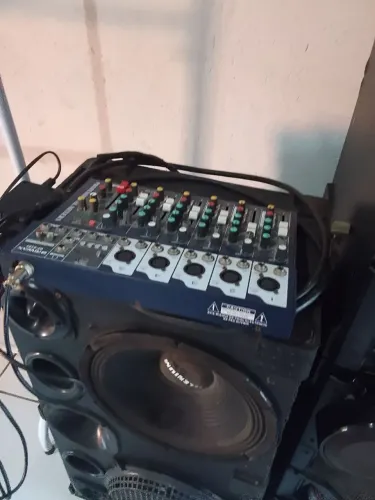 VENDO umas caixas de som siminova e uma mesa de som muito boa cuida