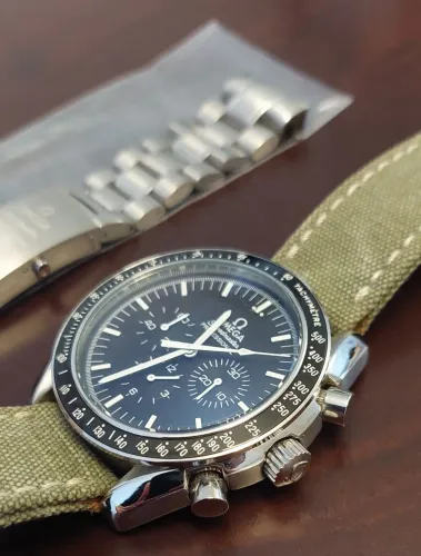 Relógio clássico com pulseira de lona militar customizada