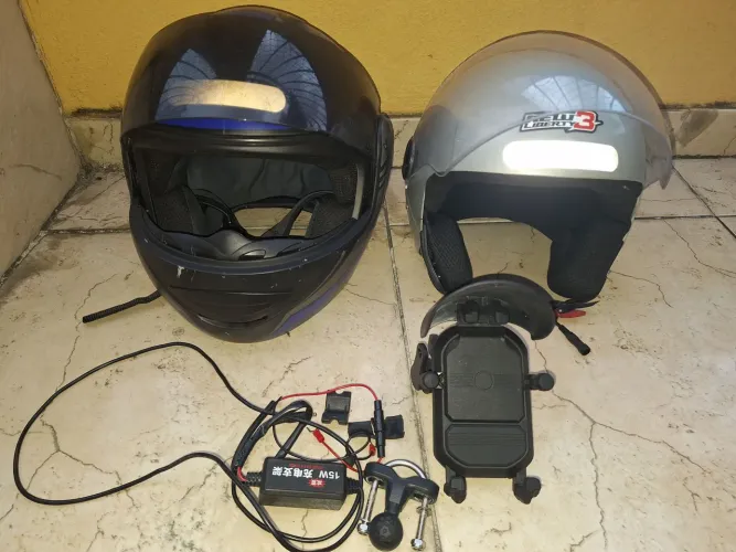 Vendo Capacetes e suporte com carregador por indução 