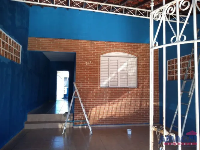 Casa com quintal no Jardim das Indústrias