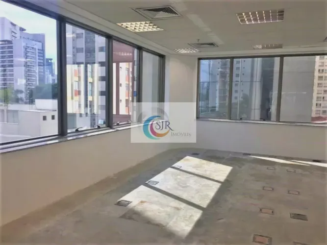 Conjunto com área útil de 353,00m², piso elevado em aço, forro modular, iluminação e ar co