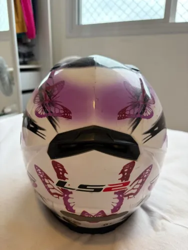 Vendo capacete LS2 original, usado por apenas uma pessoa, em boas condições!