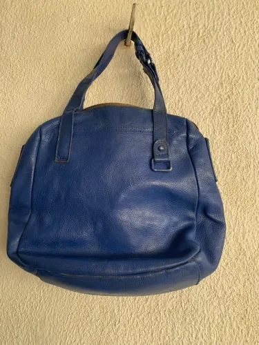 Bolsa de couro legítimo reformada e pintada ma s em bom estado 