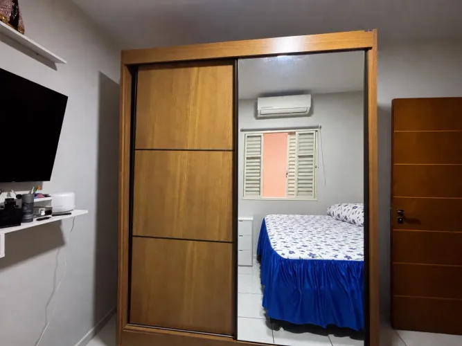 GUARDA-ROUPA GRANDE COM ESPELHO - R$ 800