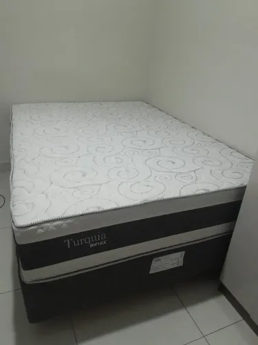 CAMA DE CASAL MUITO NOVA!