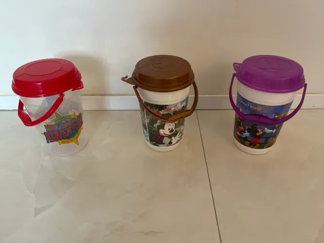 Baldes de pipoca de plástico Disney e Universal R$10,00 cada