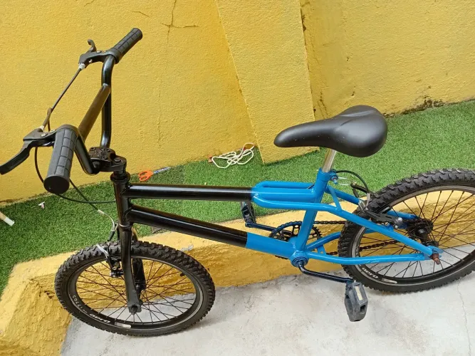 Estou vendendo essa bicicleta esta em estado de novo em ótimo estado