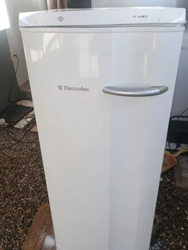 VENDO FREEZER ELETROLUX FE18, 145 LITROS, FUNCIONANDO OK MARCAS FE USO, PEQUENO.