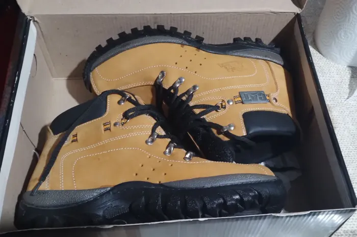 Bota caterpillar número 40