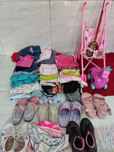Lotinho de roupas 3/4 anos com brinquedos
