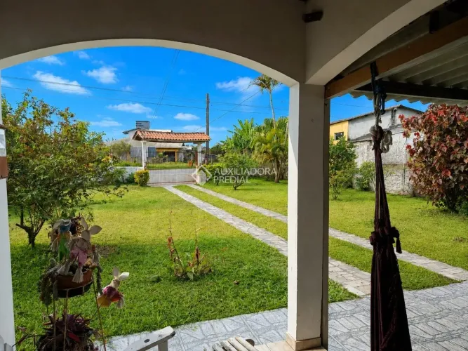 Linda casa em amplo terreno próximo a lagoa e praia de Ibiraquera