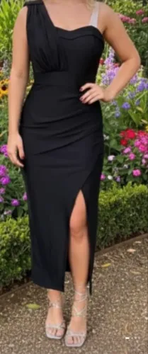Vestido preto com detalhe prata e fenda lateral 38