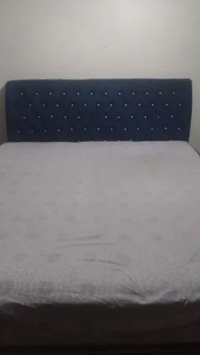 Cama box+colchão king size da Kingstar vem com a cabeceira azul de camurça