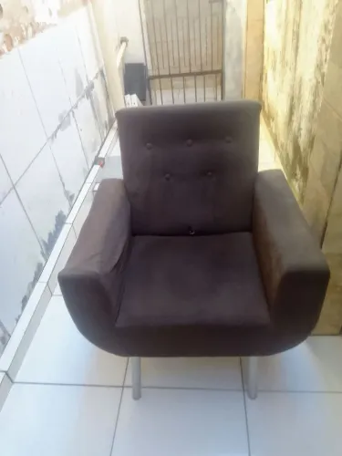Poltrona em tecido suede