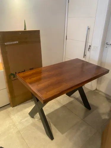Mesa industrial modelo Texas - madeira e base metálica preta