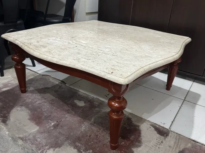 Mesa de centro 100% madeira com mármore 