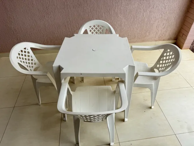 Jogo de mesa com 4 cadeiras
