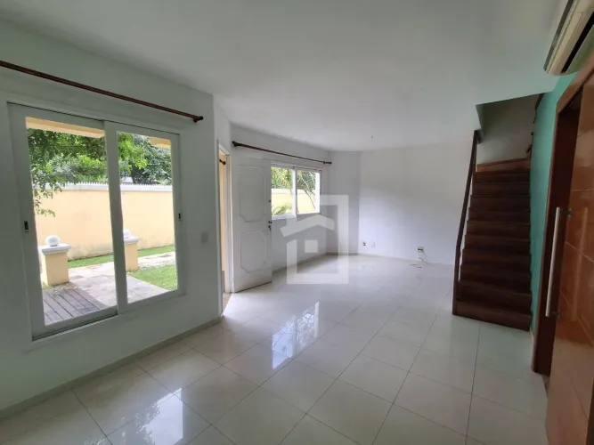 Casa triplex para alugar de 3 quartos 179m², por R$5.900/mês no Recreio dos Bandeirantes -