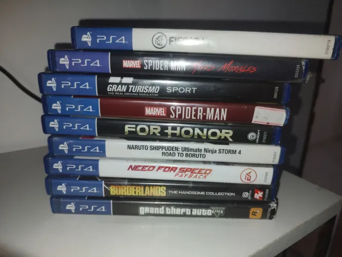 PS4 2 controles e 13 jogos 9 de cd e 4 no PlayStation comprado na PlayStation store 2900