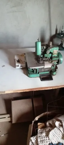 Duas máquinas de costuras 