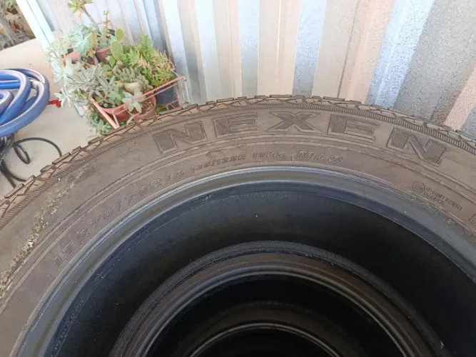 Jogo de 4 pneus Nexen Roadian AT Pro RA8 com medidas 275/70R18.